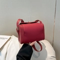 Elegante borsa a scatola in pelle rossa con grana litchi, chiusura e tracolla sottile - Rosso