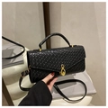 Detalle del bolso de mano trenzado negro con hebilla metálica dorada de infinito - Negro
