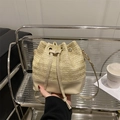 Μπεζ ψάθινη τσάντα bucket με δερμάτινη επένδυση και κορδόνι σε casual chic στυλ - Χακί