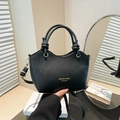 Elegante bolso de cubo negro con grano de lichi, asas anudadas y letras doradas - Negro