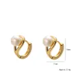 Boucles d'oreilles dorées en S avec perles d'eau douce, hauteur 16mm, fond blanc - Or (E0844)