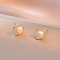 Boucles d'oreilles dorées avec perles d'eau douce et pavé de zircons dans un cadre rond - Boucles d'oreilles en perles (E0929)