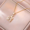 Elegante collana a boccetta di profumo dorata con perle e zirconi su fondo di seta - Collana a Bottiglia di Profumo (X3398) / Oro