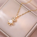 Elegante collana dorata con ciondolo a forma di orso in zirconi e una perla bianca - Collana con Orsetto (X3405)