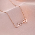 Collar de corazón oro rosa con colgante de latido sobre elegante fondo de seda - Collar de Corazón Danzante con Latido (X3408) / Oro rosa