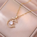 Exquisite goldene Delfin-Halskette mit funkelndem Zirkon-Anhänger auf einer Geschenkbox - Delphin-Stil (X3445)