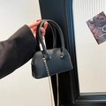 Mini-Muschel-Tasche in Schwarz mit Lychee-Muster und goldener Kette für Damen - Schwarz