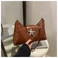 Dettaglio della borsa marrone con fibbia a stella metallica e borchie stile vintage - Marrone