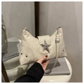 Dettaglio della borsa a tracolla in pelle beige con grande fibbia a stella e borchie - Beige