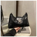 Dettaglio della borsa in pelle PU nera con grande fibbia a stella argento e borchie - Nero