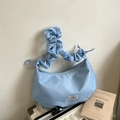 Lichtblauwe schoudertas met geplooide band en stijlvol FASHION-label detail - Blauw