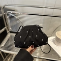 Schwarze florale Chiffon-Cloud-Tasche mit weißer Stickerei und dünnem Schultergurt - Blumen Gerafft Stil / Schwarz
