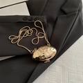 Goldene Abendtasche in Muschelform mit metallischer Wellenstruktur und langer Schlangenkette - Gold