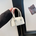 Mini cremeweiße Muschel-Handtasche mit Kieselleder-Struktur und goldener Kettenriemen - Weiß