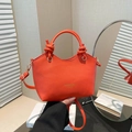 Bolso tote naranja brillante con textura de lichi, asa con nudo y elegante logo dorado - Naranja