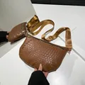 Braune Vintage-Gürteltasche mit Webmuster, goldener Hardware und Schultergurt - Braun