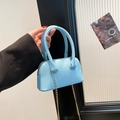 Mini hellblaue Muscheltasche mit Litschi-Textur und goldener Kette für Damen - Blau