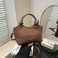 Bolso cubo de cuero marrón con asa anudada y correa ajustable para el hombro - Marrón