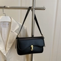 Borsa sottobraccio in pelle nera minimalista con chiusura a scatto ovale dorata - Nero