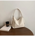 Dettaglio ravvicinato di una borsa tote in pelle bianco crema con tasca con zip verticale - Bianco Sporco