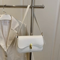 Borsa a spalla color crema minimalista con chiusura a scatto dorata e tracolla in pelle - Bianco