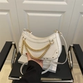 Sac demi-lune blanc en similicuir à motif crocodile avec double chaîne dorée - Blanc