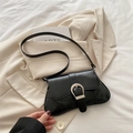 Borsa sottobraccio nera retrò con forma a sella vintage e fibbia a ferro di cavallo - Nero