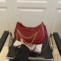 Sac hobo rouge à motif crocodile avec chaînes dorées et rivets décoratifs chic - Rouge