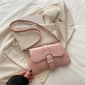 Borsa sottobraccio retrò rosa tenue in ecopelle con fibbia argentata oversize - Rosa