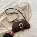 Borsa a sella vintage marrone scuro in ecopelle lucida con fibbia in argento - Marrone