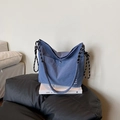 Elegante bolso tote de nailon azul con correas trenzadas y bordado de rayas blancas - Azul
