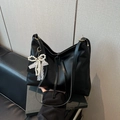 Sac fourre-tout noir en similicuir avec élégant pendentif en dentelle et perles - Avec Pendentif / Noir