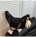 Bolso bandolera de nailon negro en forma de media luna con correa ancha y peluche - Negro con colgante