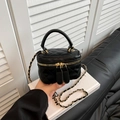 Mini borsa trapuntata nera con tracolla a catena dorata e doppia chiusura lampo - Nero