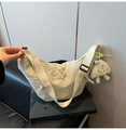Bolso bandolera de nailon color blanco roto con correa ajustable y amuleto de monstruo suave - Blanco con colgante