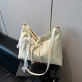 Sac sous le bras beige minimaliste avec nœud en dentelle et pendentif en perles élégant - Avec Pendentif / Blanc
