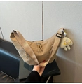 Bolso bandolera de nailon beige en forma de medialuna con colgante de peluche - Caqui con Colgante