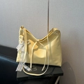 Sac à épaule en PU jaune pâle avec nœud et pendentif élégant en dentelle et perles - Avec Pendentif / Jaune