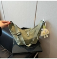 Bolso bandolera de media luna verde claro con correa ajustable y colgante de nube - Verde con Colgante