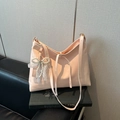Sac fourre-tout rose minimaliste avec noeud en dentelle et breloque en perles - Avec Pendentif / Rose