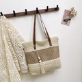 Bolso tote de paja con rayas beige y marrones, correas de cuero y borla - Beige Con Amuleto