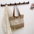 Bolso tote grande de paja a rayas beige con asas de cuero marrón y borla decorativa - Caqui con Colgante