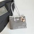 Große Shopper-Tasche mit schwarz-weißem Karomuster und süßem Plüschbären-Anhänger - Ohne Anhänger / Weiß