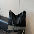 Grand sac cabas noir minimaliste avec ouverture en V placé sur un livre de bureau - Sans Pendentif / Noir sans Pendentif