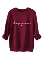 Detailansicht des Dog Mom Aufdrucks und der Rippbündchen am weinroten Sweatshirt - S / Burgunderrot