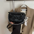 Schicke schwarze Umhängetasche mit Schlangenprägung, Silberkette und Perlenanhänger - Mit Perlen-Spitzen-Anhänger / Schwarz