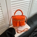 Gesteppte Mini-Box-Tasche in leuchtendem Orange mit Goldkette und Tragegriff oben - Orange