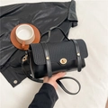 Modieuze zwarte kunstlederen crossbody tas met geweven klep en gouden draaisluiting - Zwart