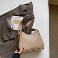 Minimalistische beige Tragetasche aus weichem Leder mit breitem Riemen für das Büro - Khaki