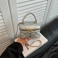 Mini-Handtasche in Silber mit Rautensteppung, Tragegriff und eleganter Kettenschulter - Silber